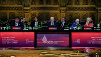 Menteri Koordinator Bidang Perekonomian RI Airlangga Hartarto mendampingi Presiden Joko Widodo saat bertemu dengan Presiden Amerika Serikat (AS) Joe Biden dalam pembahasan Partnership for Global Infrastructure and Investment (PGII) yang diusung oleh G7 pada KTT G20 di Bali (15/11/2022). Pada kesempatan tersebut, Jokowi menegaskan tiga hal penting untuk PGII ke depannya yaitu pentingnya country driven, paradigma kolaborasi dengan berbagai pemangku kepentingan dan dukungan pencapaian tujuan pembangunan berkelanjutan (SDGs).