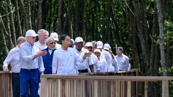 Presiden Joko Widodo mengajak para pemimpin negara G20 dan pimpinan organisasi internasional meninjau Taman Hutan Raya (Tahura) Ngurah Rai, Bali. Jokowi dan para pemimpin dunia menanam mangrove, Rabu, (16/11/2022). Jokowi berjalan bersama para pemimpin dunia sambil memberikan penjelasan. Bay Ismoyo/AFP/Pool/Getty Images