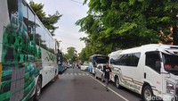 Tampak ruas jalan di sekitar Pasar Kliwon maupun Simpang Gemblengan dipadati jemaah, sedangkan di sekitar jalan tersebut menjadi kantong parkir. Petugas pun melakukan contra flow lalu lintas di sekitar lokasi. (Foto: Agil Trisetiawan Putra/detikJateng)