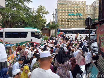 Potret Jemaah Haul Habib Ali Membludak hingga Simpang Gemblegan
