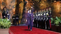 Perdana Menteri Italia Giorgia Meloni berjalan pada Makan Malam Penyambutan selama KTT Pemimpin G20. AP/Willy Kurniawan
