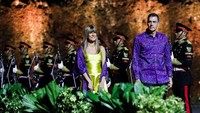 Perdana Menteri Spanyol Pedro Sanchez dan istrinya Maria Begona Gomez Fernandez tiba untuk makan malam penyambutan selama KTT G20. Willy Kurniawan/AFP/Pool/Getty Images