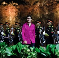 Pria 51 tahun ini membiarkan kancing bagian atas terbuka sehingga terkesan lebih santai. Postur tubuhnya yang atletis sukses terakomodasi dalam balutan kemeja ini. (Foto: Willy Kurniawan/AFP/Pool/Getty Images)