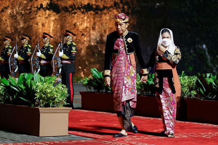 Indonesian President Joko Widodo and his wife Iriana Widodo review the honour guard at the welcoming dinner during the G20 Summit in Badung on the Indonesian resort island of Bali on November 15, 2022. (Photo by WILLY KURNIAWAN / POOL / AFP) (Photo by WILLY KURNIAWAN/POOL/AFP via Getty Images)