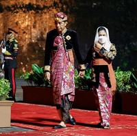 Menyambut para delegasi dunia di Welcoming Dinner G20, ibu tiga anak ini memilih busana bernuansa Bali. Foto: Willy Kurniawan/AFP/Pool/Getty Images