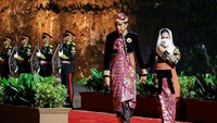 Presiden Joko Widodo dan istrinya Iriana Widodo meninjau pasukan kehormatan pada jamuan makan malam KTT G20 di Badung, Bali, Selasa, (15/11/2022). Acara Welcoming Dinner and Cultural Performance G20 Indonesia ini digelar di Taman Budaya Garuda Wisnu Kencana (GWK), Badung, Bali. Willy Kurniawan/AFP/Pool/Getty Images
