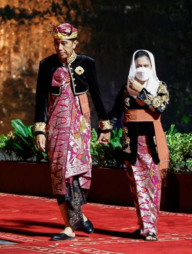Menyambut para delegasi dunia di Welcoming Dinner G20, ibu tiga anak ini memilih busana bernuansa Bali. Foto: Willy Kurniawan/AFP/Pool/Getty Images