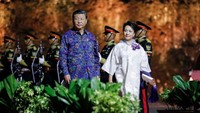 Presiden China Xi Jinping dan istrinya Peng Liyuan berjalan pada jamuan makan malam selama KTT G20. Willy Kurniawan/AFP/Pool/Getty Images