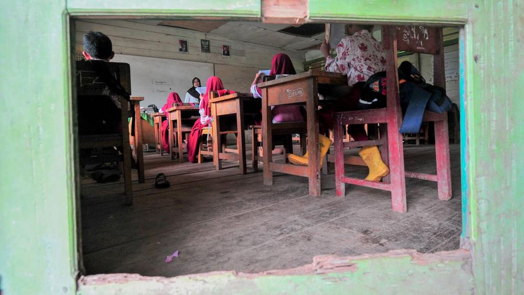 Begini Kondisi Sekolah di Jambi yang Rusak, Pintu Jebol-Kaca Pecah