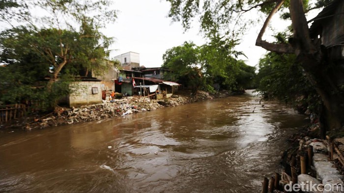Potret Terkini Sungai Ciliwung yang Akan Dinormalisasi Lagi Pemprov DKI Jakarta kembali melanjutkan normalisasi Sungai Ciliwung. Begini kondisi terkini sungai yang membelah Kota Jakarta tersebut.