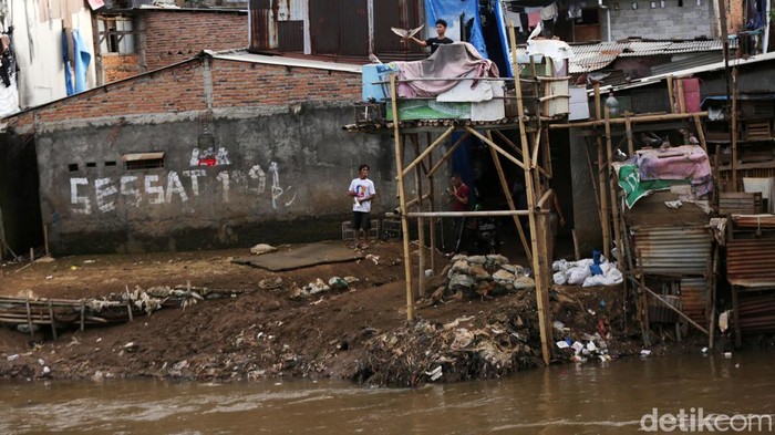 Potret Terkini Sungai Ciliwung yang Akan Dinormalisasi Lagi Pemprov DKI Jakarta kembali melanjutkan normalisasi Sungai Ciliwung. Begini kondisi terkini sungai yang membelah Kota Jakarta tersebut.