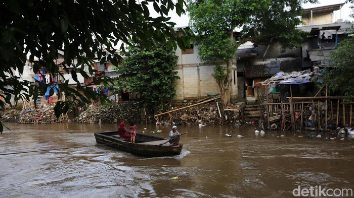 Potret Terkini Sungai Ciliwung yang Akan Dinormalisasi Lagi Pemprov DKI Jakarta kembali melanjutkan normalisasi Sungai Ciliwung. Begini kondisi terkini sungai yang membelah Kota Jakarta tersebut.