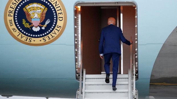 Presiden AS Joe Biden menaiki Air Force One untuk kembali ke Washington setelah menghadiri KTT Pemimpin G20 di Bali, Indonesia, 16 November 2022. (REUTERS/Ajeng Dinar Ulfiana/Pool)