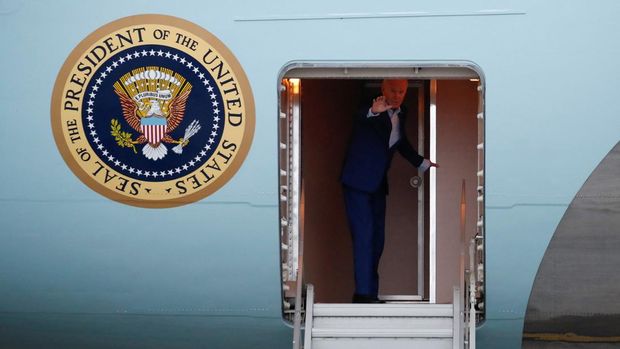 Presiden AS Joe Biden menaiki Air Force One untuk kembali ke Washington setelah menghadiri KTT Pemimpin G20 di Bali, Indonesia, 16 November 2022. (REUTERS/Ajeng Dinar Ulfiana/Pool)