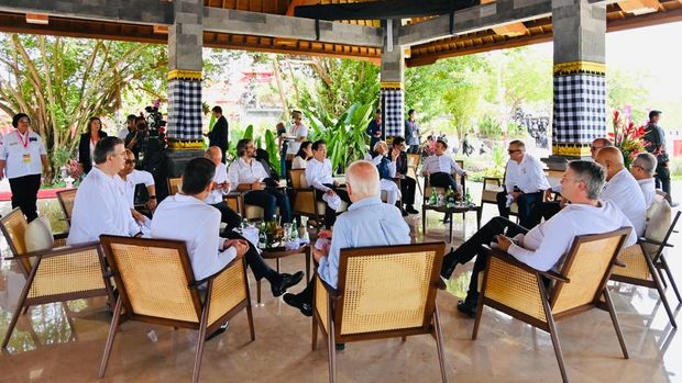 Presiden Jokowi dan para pemimpin yang telah hadir tampak berbincang santai di Pendopo Wantilan sebelum menanam mangrove bersama. (Foto: Laily Rachev - Biro Pers Sekretariat Presiden)
