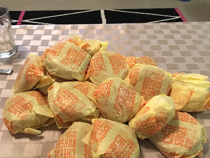 Pria pesan burger sekaligus banyak