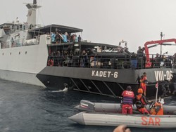Para nelayan berupaya segera mengevakuasi penumpang sebelum KM Mutiara Timur I terbakar seluruhnya. Penumpang dan anak buah kapal (ABK) dievakuasi menuju Kapal TNI AL. Penumpang yang berhasil dievakuasi tidak mengalami luka-luka. Foto: Istimewa/Basarnas Bali