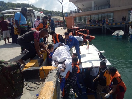 Proses evakuasi wisatawan asal Papua, Pilemon Tabuni (46) yang sempat pingsan lalu dinyatakan meninggal saat trekking di Pulau Padar, Rabu (16/11/2022).