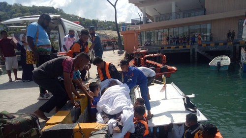 Proses evakuasi wisatawan asal Papua, Pilemon Tabuni (46) yang sempat pingsan lalu dinyatakan meninggal saat trekking di Pulau Padar, Rabu (16/11/2022).