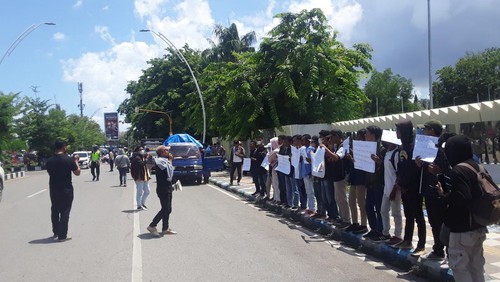 Puluhan mahasiswa melakukan demonstrasi penolakan G20 Bali di Ruas Jalan El Tari Kota Kupang, Provinsi Nusa Tenggara Timur (NTT), Rabu (16/11/2022).