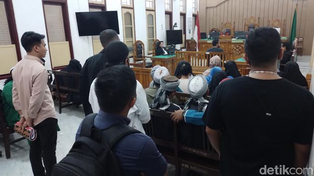 Puluhan santri mengawal sidang guru mereka yang didakwa menjual sabu.