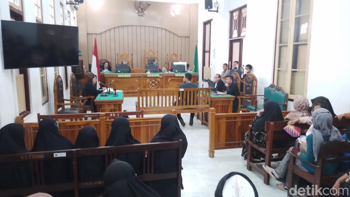 Puluhan santri mengawal sidang guru mereka yang didakwa menjual sabu.