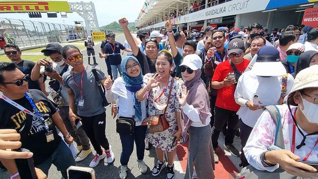 Rara Pawang Hujan di Sirkuit Mandalika.