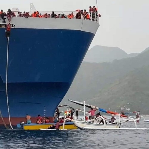 Ratusan nelayan ikut evakuasi penumpang KMP Mutiara Timur 1 yang terbakar di perairan Banyuning, Desa Bunutan, Kecamatan Abang, Kabupaten Karangasem. Foto: IST