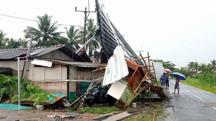 Rumah warga di Ciamis rusak disapu angin kencang.