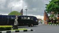Sebelum rombongan Joe Biden tiba di Bandara Ngurah Rai, sejumlah aparat gabungan TNI/Polri telah melakukan sterilisasi dan pengamanan di sekitar area bandara. Foto: Triwidiyanti/detikBali