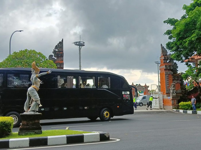 Sebelum rombongan Joe Biden tiba di Bandara Ngurah Rai, sejumlah aparat gabungan TNI/Polri telah melakukan sterilisasi dan pengamanan di sekitar area bandara.