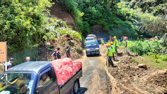 Sejumlah kendaraan melintas di jalan penghubung Cianjur-Ciwidey yang sempat tertutup longsor.