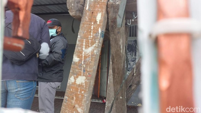 Sejumlah polisi kembali mendatangi rumah lokasi sekeluarga ditemukan tewas mengering di Kalideres, Jakbar. Mereka yang sempat masuk ke rumah tersebut. (Rumondang N/detikcom)