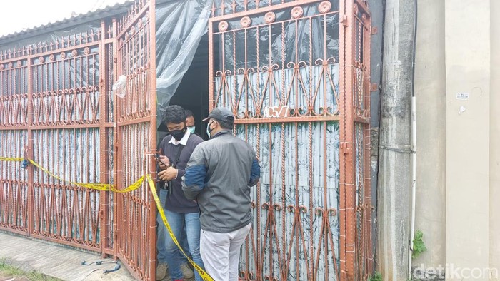 Sejumlah polisi kembali mendatangi rumah lokasi sekeluarga ditemukan tewas mengering di Kalideres, Jakbar. Mereka yang sempat masuk ke rumah tersebut. (Rumondang N/detikcom)