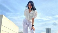 Aku juga nggak nyangka masuk label. Dulu aku jadi extras dibayar Rp 50 ribu itu tahun 2013 pas lulus SMA, ujar Sella Selly. (Foto: dok Instagram)