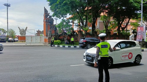 Situasi lalu lintas di depan Terminal VIP Bandara I Gusti Ngurah Rai nampak sepi Kamis (16/11/2022).  Triwidiyanti/detikBali)