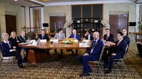 Presiden AS Joe Biden (tengah), PM Inggris Rishi Sunak, PM Kanada Justin Trudeau, Kanselir Jerman Olaf Scholz, Presiden Prancis Emmanuel Macron, PM Italia Giorgia Meloni, PM Jepang Kishida Fumio, Presiden Komisi Eropa Ursula von der Leyen, Presiden Dewan Eropa Charles Michel, PM Spanyol Pedro Sanchez, PM Belanda Mark Rutte dan Menteri Luar Negeri AS Antony Blinken berkumpul untuk mengadakan pertemuan darurat di Bali, pada 16 November 2022.