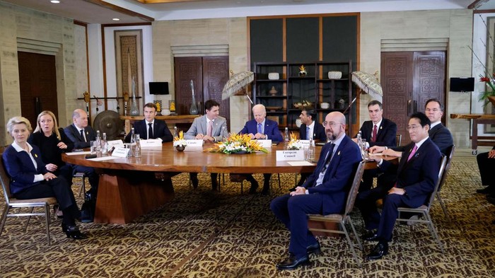 Suasana Pertemuan Darurat Joe Biden Bahas Rudal Rusia di Polandia US President Joe Biden (C), Britain Prime Minister Rishi Sunak, Canada's Prime Minister Justin Trudeau, German Chancellor Olaf Scholz, French President Emmanuel Macron, Italian Prime Minister Giorgia Meloni, Japan Prime Minister Kishida Fumio, European Commission President Ursula von der Leyen, European Council President Charles Michel, Spain's Prime Minister Pedro Sanchez, Netherlands' Prime Minister Mark Rutte and US Secretary of State Antony Blinken gather to hold an