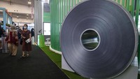 Pengunjung melihat-lihat produk yang dipamerkan Sunrise Steel di IndoBuildTech Expo 2022.