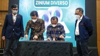 Direktur Utama PT Sunrise Steel Henry Setiawan, Kepala Badan Riset dan Inovasi Nasional (BRIN) Laksana Tri Handoko, Kepala Organisasi Riset Nanoteknologi dan Material BRIN Ratno Nuryadi, dan General Manager sales & Marketing PT Sunrise Steel Filipus Tedjo Baskoro hadir dalam peluncuran Zinium Diverso di IndoBuildTech Expo 2022.