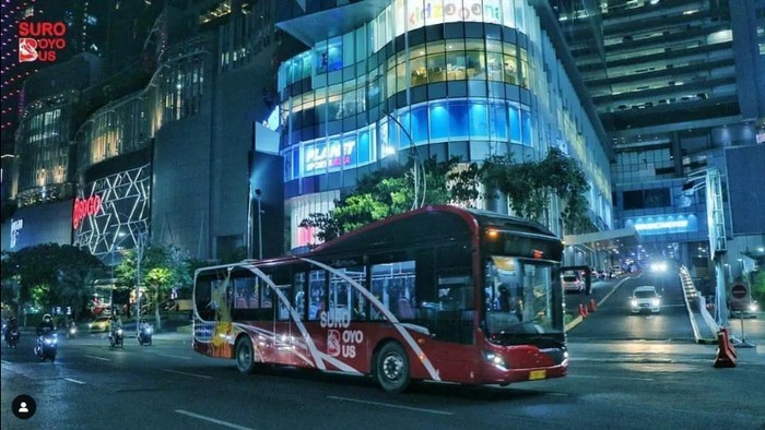 Suroboyo Bus semakin eksis di Kota Pahlawan. Tidak hanya menjadi moda transportasi andalan bagi banyak pekerja, tapi juga bagi mereka yang ingin menjangkau destinasi wisata.