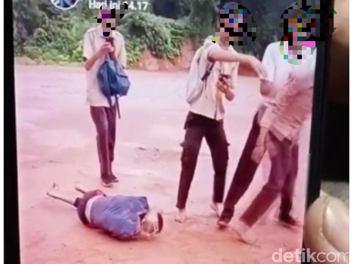 Tangkapan layar seorang siswa SMA di Mentawai dianiaya rekannya sendiri.