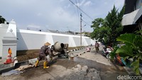 Bangunan tembok beteng itu tampak kokoh dan dicat dengan warna putih. Beberapa pekerja tampak sibuk merapikan rumput di sekitar tembok beteng Kraton Jogja itu. Foto: Anggah/detikJateng