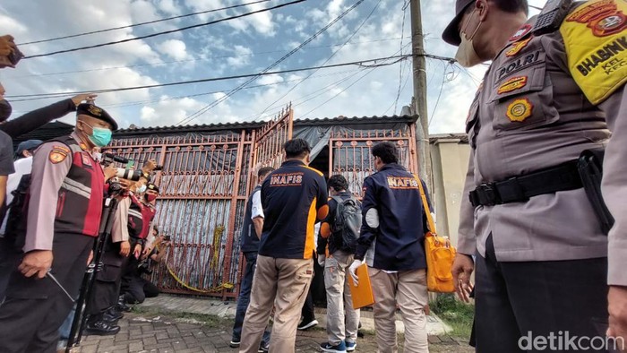 Tim Inafis hingga Labfor melakukan olah TKP di rumah sekeluarga tewas di Kalideres, Jakarta Barat.