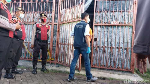 Tim Inafis hingga Labfor melakukan olah TKP di rumah sekeluarga tewas di Kalideres, Jakarta Barat.
