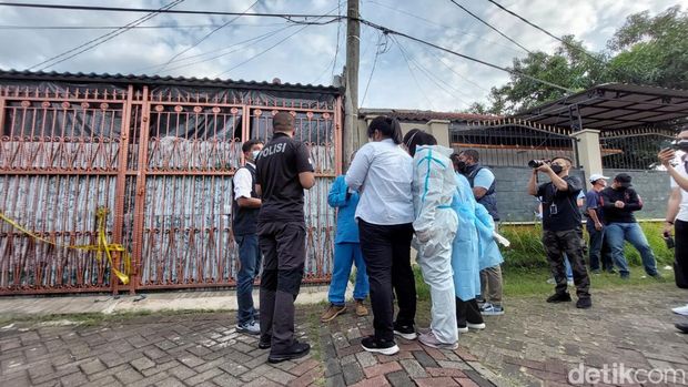 Tim Inafis hingga Labfor melakukan olah TKP di rumah sekeluarga tewas di Kalideres, Jakarta Barat.