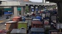 Kemacetan ini diakibatkan karena adanya perbaikan jalan di KM 14.