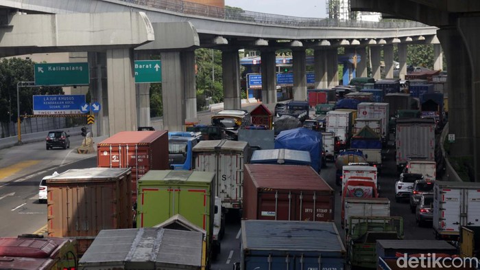 Tol Japek Arah Cikampek Terpantau Macet Siang Ini Kamacetan terpantau terjadi di Tol Jakarta Cikampek Jalur A, Bekasi Barat, Kota Bekasi. Begini penampakannya.