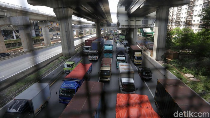 Kamacetan terpantau terjadi di Tol Jakarta Cikampek Jalur A, Bekasi Barat, Kota Bekasi. Begini penampakannya.