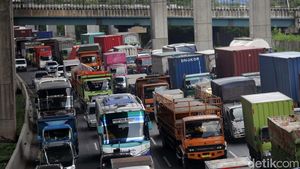 Truk Patah Baut Roda di Lajur Kiri, Tol Bekasi Timur Arah Jakarta Macet